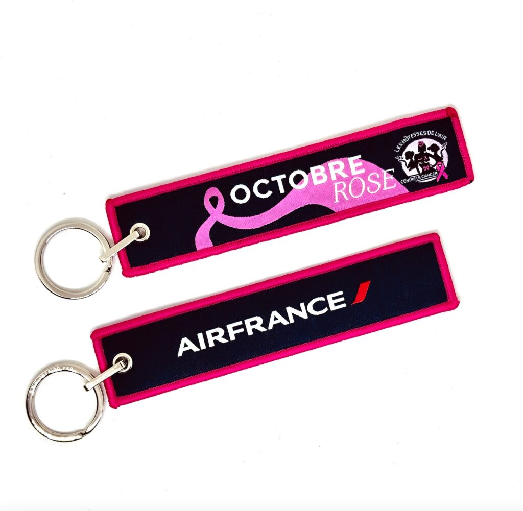 **2025 - Porte clé "flamme Air France Octobre Rose" édition 2025-2026